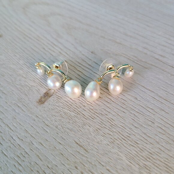 Kendra Scott Scarlet Gold Ear Climber Earrings in White Pearl - Picture 1 of 2